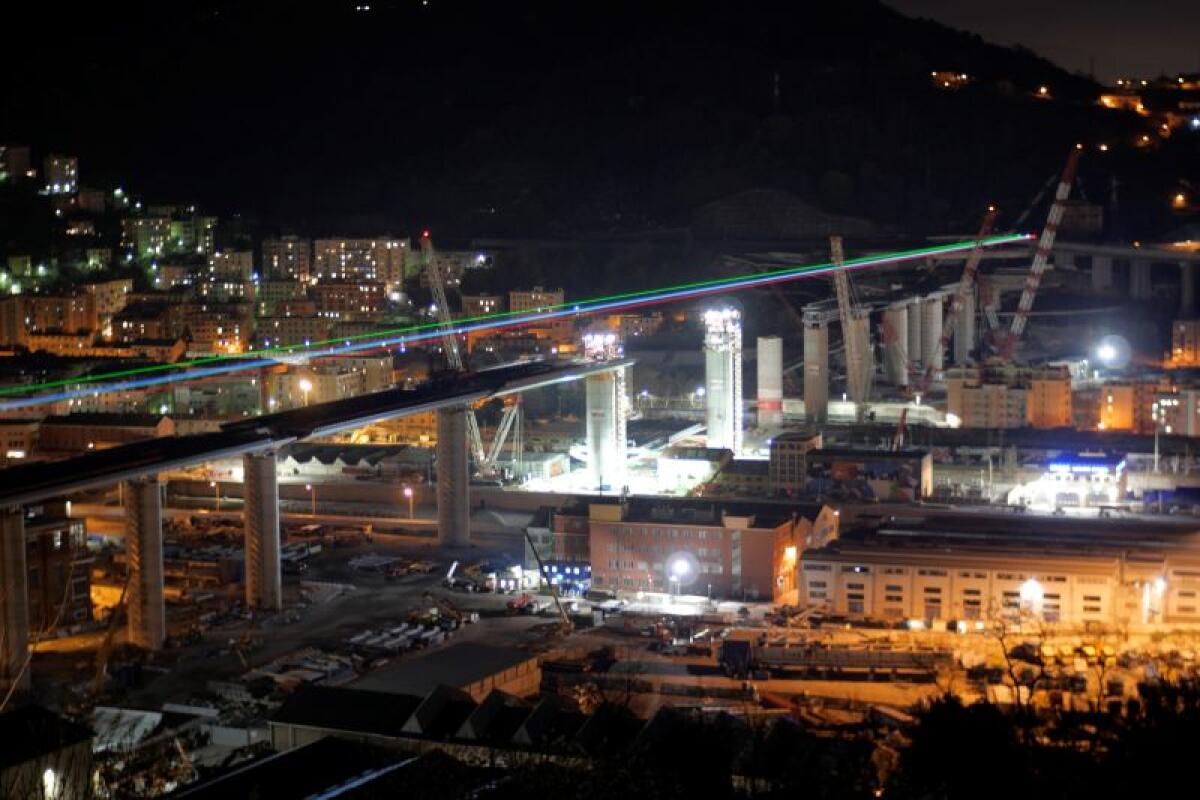 Il nuovo ponte di Genova illuminato dal Tricolore - 