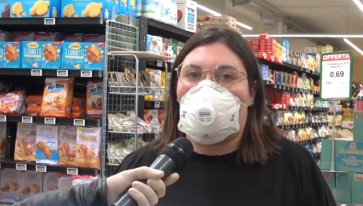 "Portiamo avanti nostra missione", supermercati baluardo contro l'emergenza: domani stop panificatori - Francesca Infurna gestisce il punto vendita di Caposoprano insieme alla famiglia