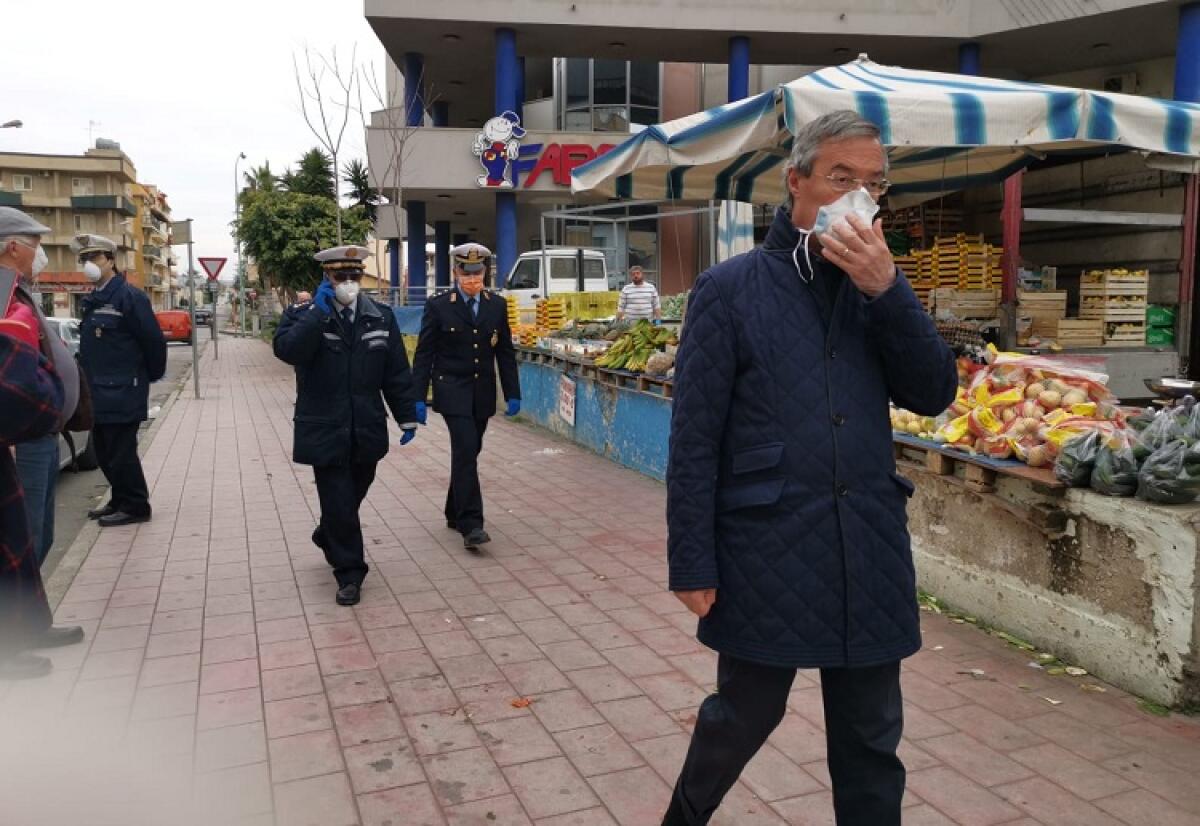 Controlli a tappeto in tutta la città, multati e sgomberati ambulanti - Il sindaco impegnato nei controlli in città