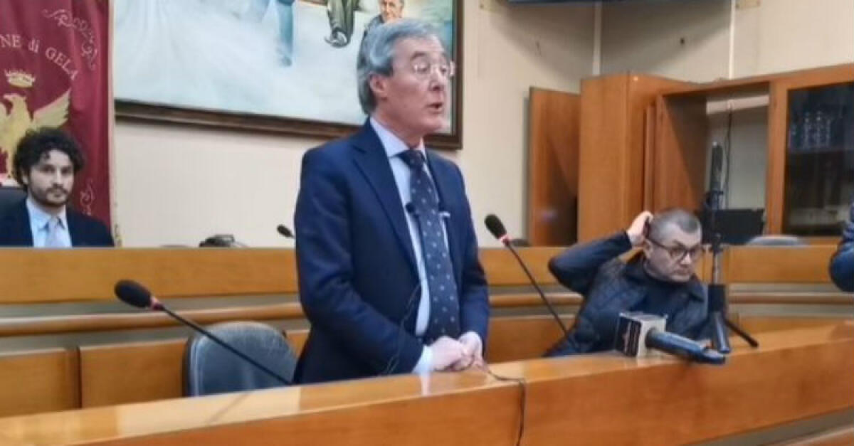 Paura Coronavirus, Greco d'urgenza in aula consiliare: "Non ci sono casi ma chi rientra si autodenunci" - Greco in aula consiliare