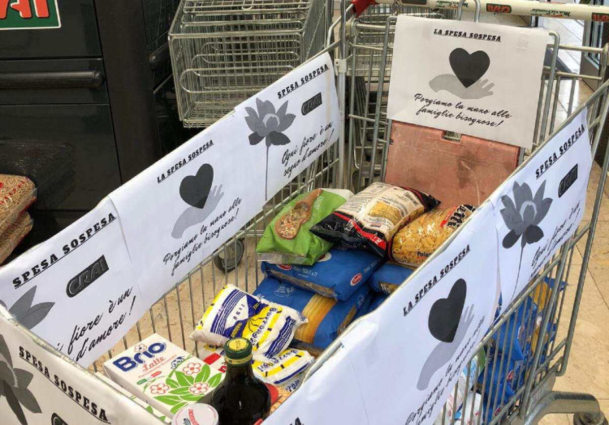Parte la spesa sospesa, primi carrelli pieni davanti a un supermercato - I primi carrelli pieni della spesa sospesa