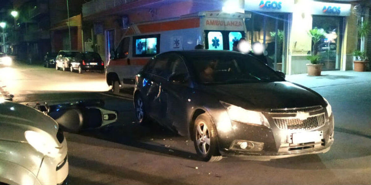 Scontro lungo incrocio per via Venezia, giovane ferito: era in sella ad uno scooter - Lo scontro lungo l'incrocio tra via Venezia e via Della Medicina