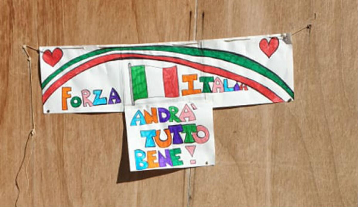 Flash mob dai balconi e cartelli esposti, "Andrà tutto bene": la città si stringe nella lotta - Il disegno è stato esposto dal piccolo Marco nella zona dei Quattro canti