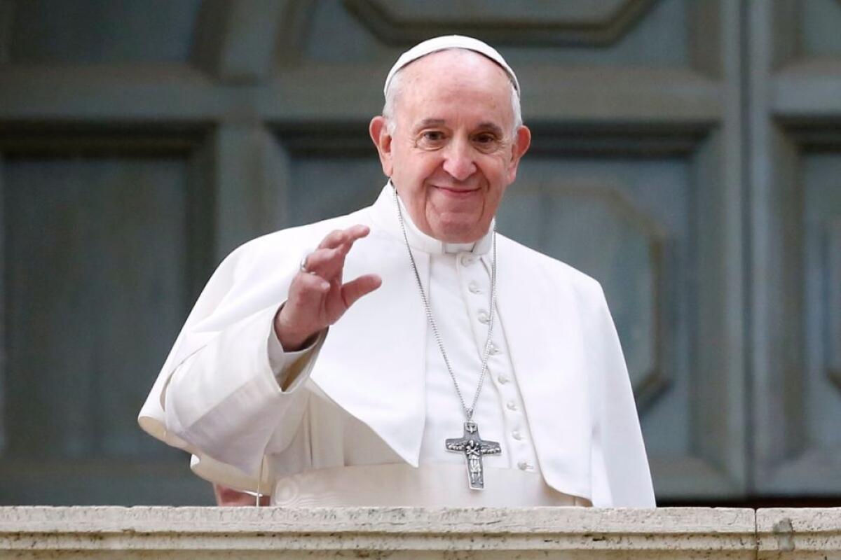 Coronavirus, Papa Francesco a piedi lungo le vie di Roma - 