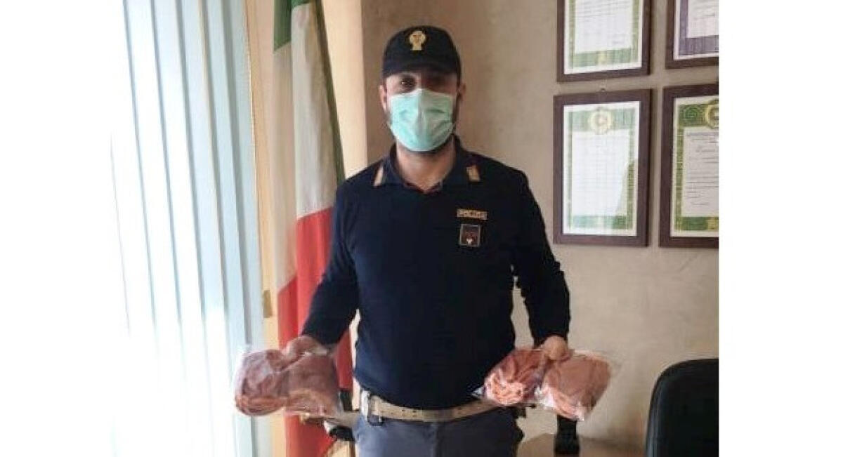 Confesercenti dona 96 mascherine ai poliziotti del commissariato per contrasto a Covid - Le mascherine sono state consegnate in commissariato