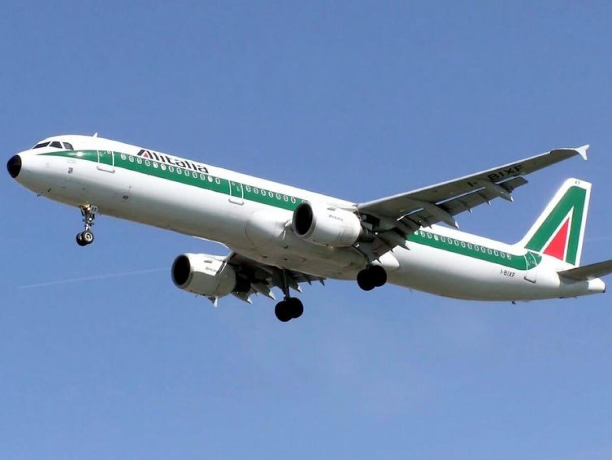 Coronavirus, per i passeggeri Alitalia uso obbligatorio delle mascherine - 