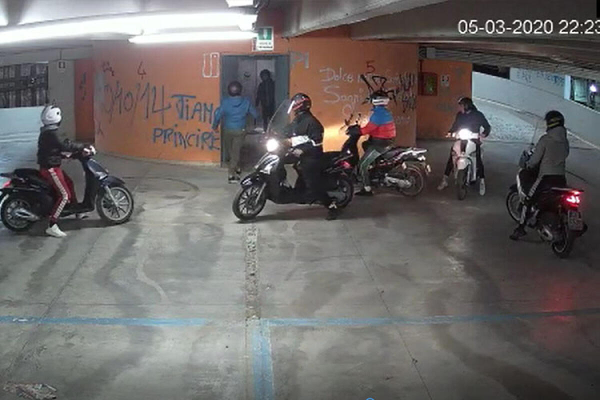 Vandali per noia al parcheggio Arena ma un video li incastra: sono ragazzini - 