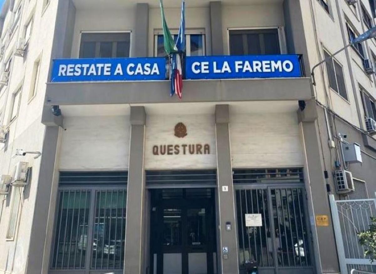 La Questura espone lo striscione: "Restate a casa, ce la faremo" - 