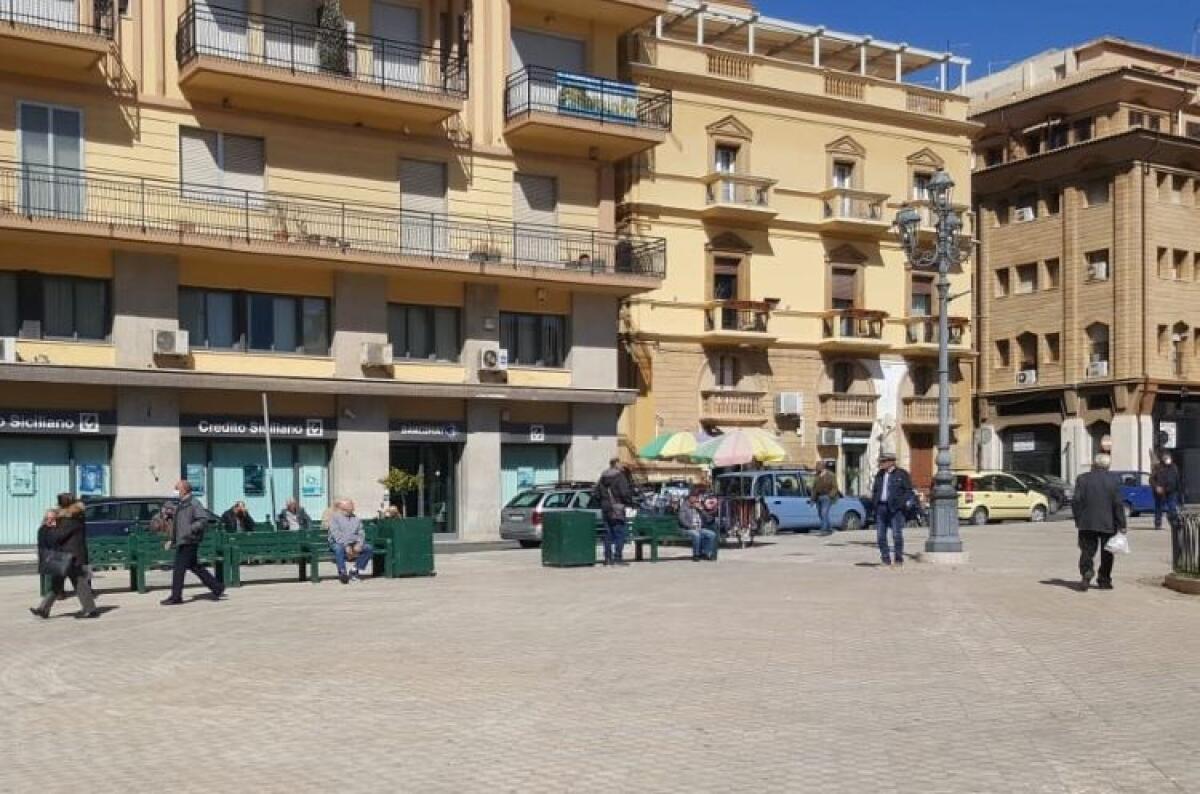 "Io (NON) resto a casa", anziani in piazza Umberto come se nulla fosse - 