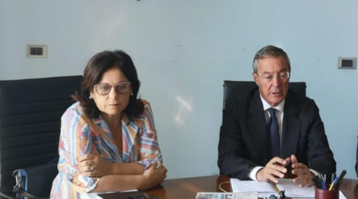 Gestione immobili comunali si cambia, varato regolamento: canoni da pagare e più trasparenza - Greco e l'ex assessore dem Grazia Robilatte
