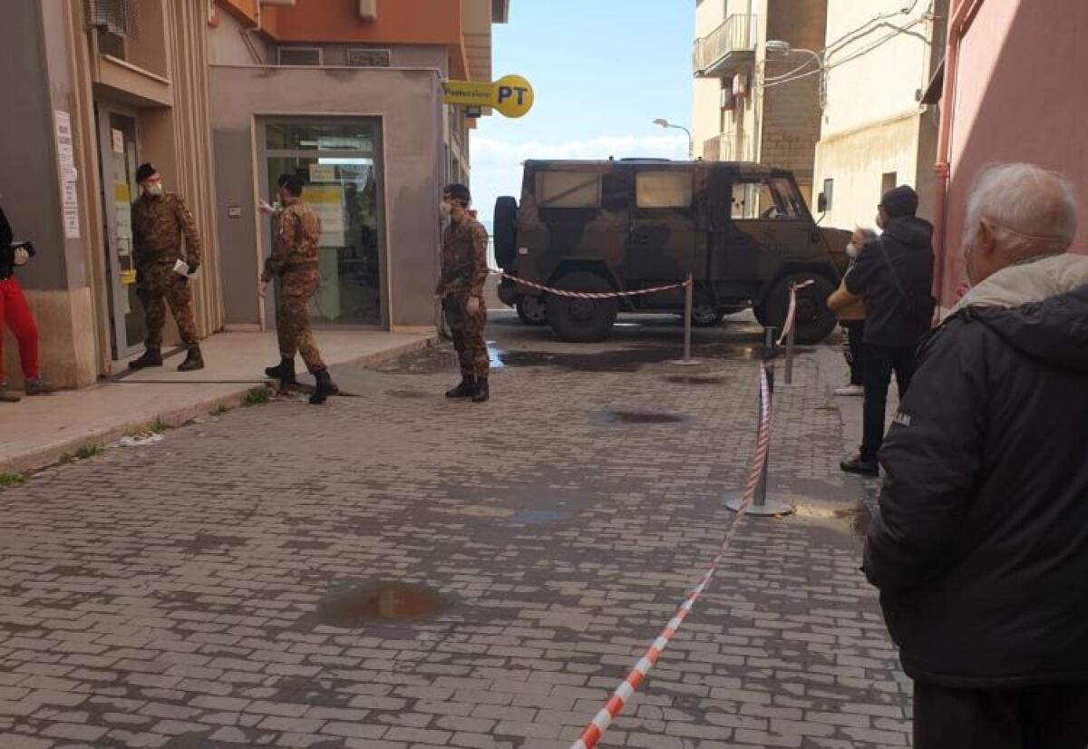 L'Esercito davanti gli uffici postali per evitare assembramenti di anziani - Militari dell'esercito durante il periodo delle restrizioni anti-Covid