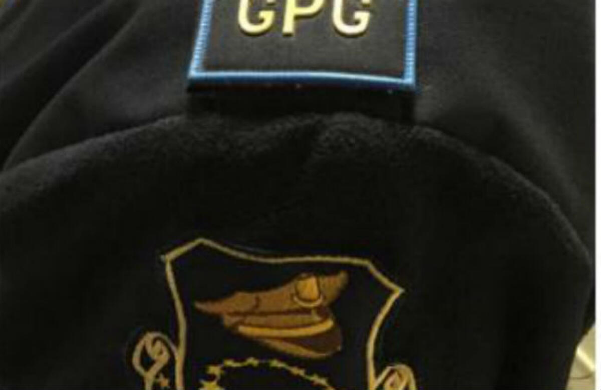 Trova un portafoglio con denaro e documenti, guardia giurata lo restituisce al proprietario - 