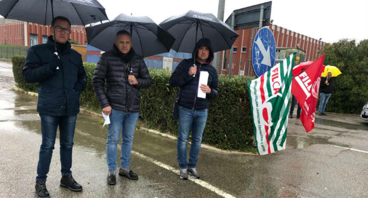 Prosegue protesta ex Trainito, ancora sit-in: "Uniche vittime nella casa dello Stato" - Operai e sindacalisti proseguono la mobilitazione