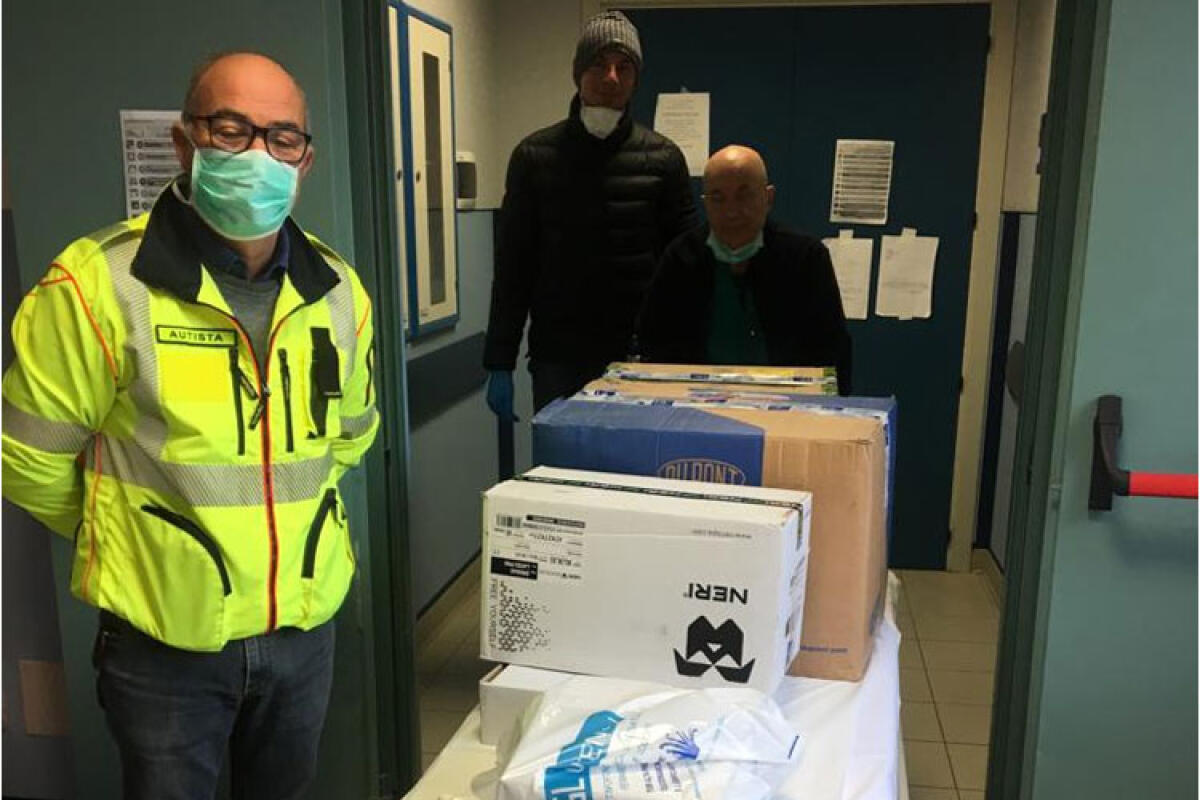 Nuova donazione all'ospedale, consegnate tute e mascherine al Pronto soccorso - Il caposala del Pronto soccorso, Rosario Di Fede, trasporta i presidi donati all'ospedale. 