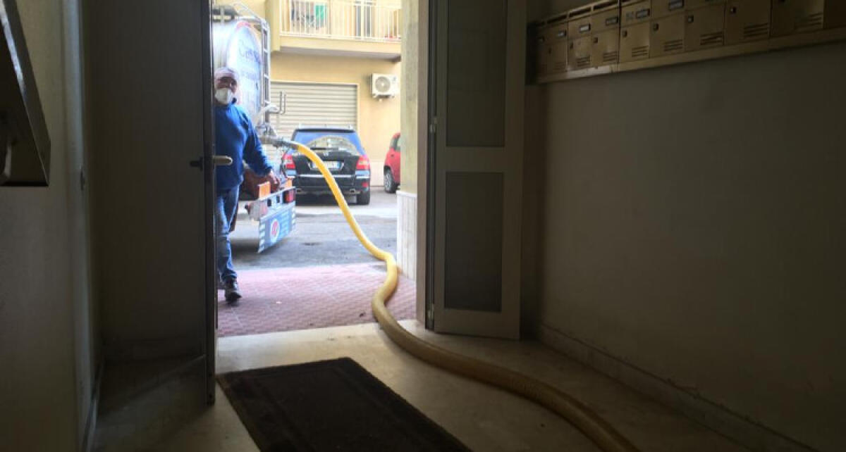 Caposoprano senza acqua, in un condominio di via Morselli bambini e anziani in difficoltà - 