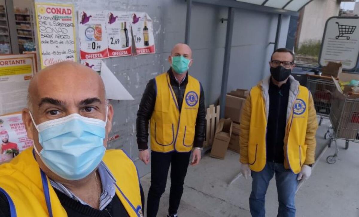 Il Lions Club dona 9 quintali di alimenti, raccolta anche dai tifosi del Gela - 