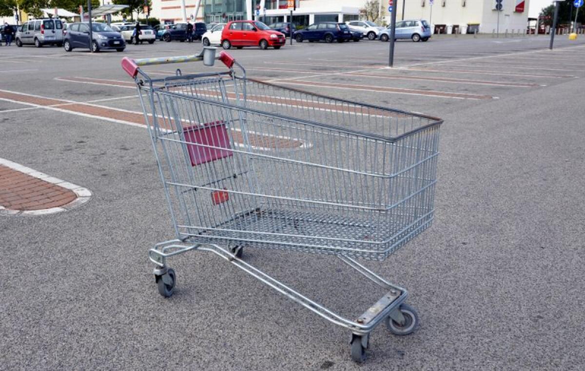 A fare la spesa nonostante la quarantena, panico nel supermercato: scoperto dovrà pagare multa salata - 