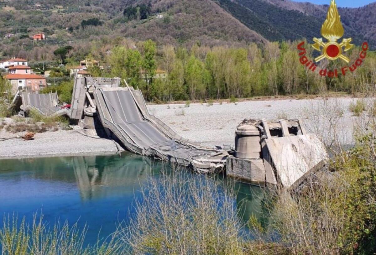 Crolla ponte ad Aulla, coinvolti due furgoni - 