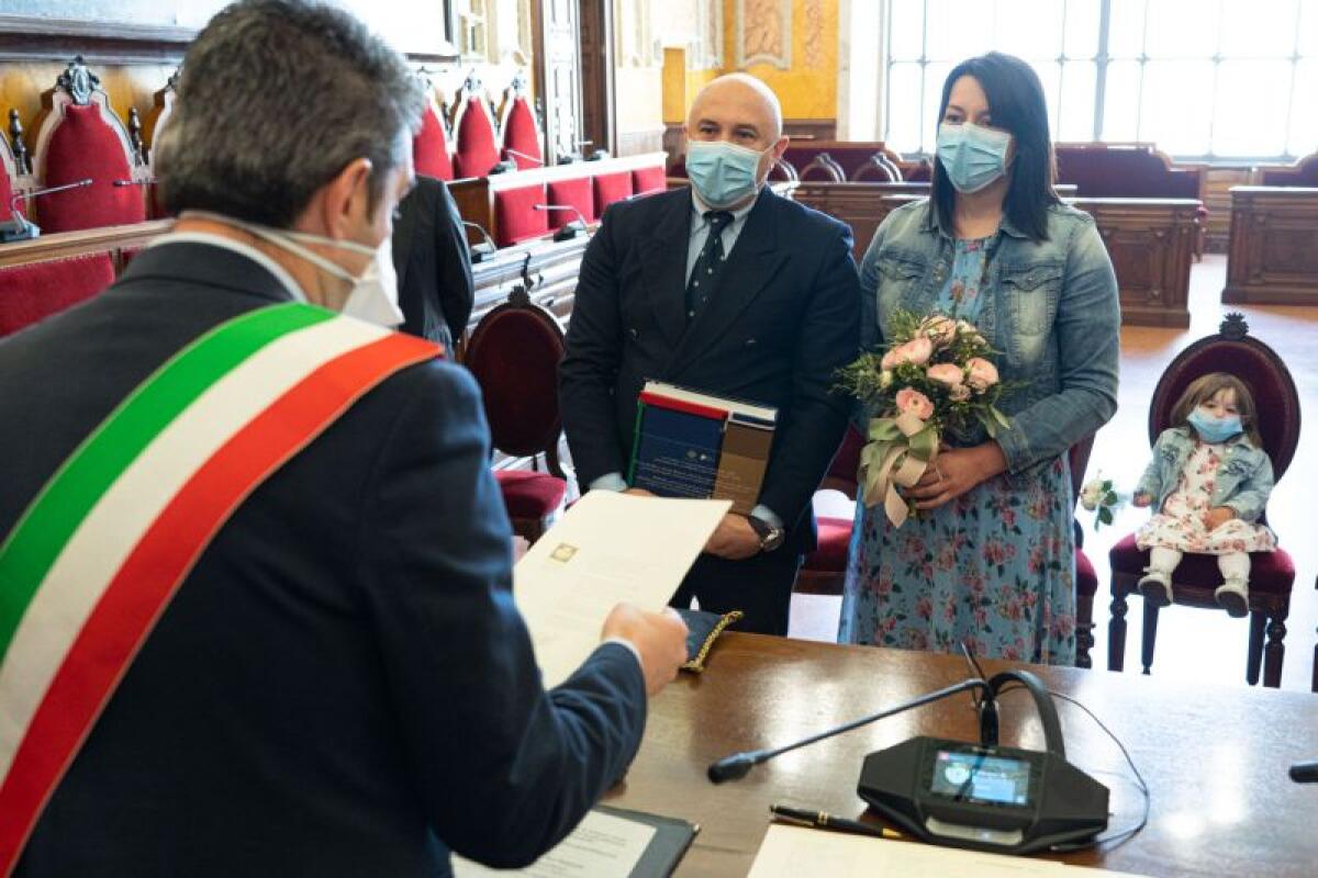 Pizzarotti sposa a Parma due medici del reparto Covid-19 - 