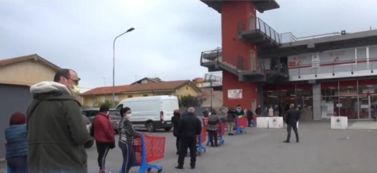 Niente supermercati a Pasquetta, sindacati: "Scelta giusta ma servono ancora più controlli" - Una coda in uno dei tanti supermercati della città che in questo periodo lavorano senza sosta