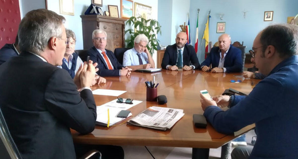 Crisi Covid, sindaco riapre a dialogo con parti sociali: "Senza fondi straordinari default Comuni" - Verrà chiesto ad Eni di mettere a disposizione le somme delle compensazioni