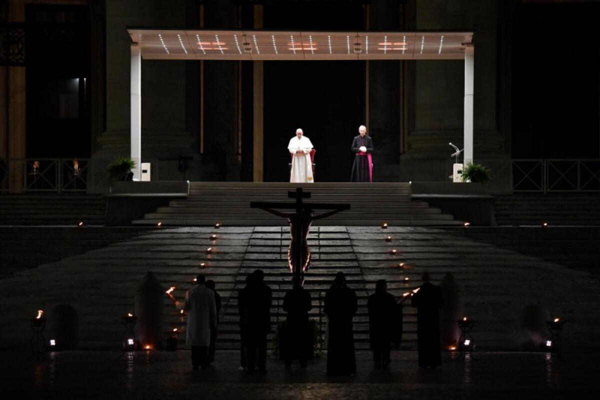 In una piazza S.Pietro vuota la Via Crucis in nome di medici e detenuti - 