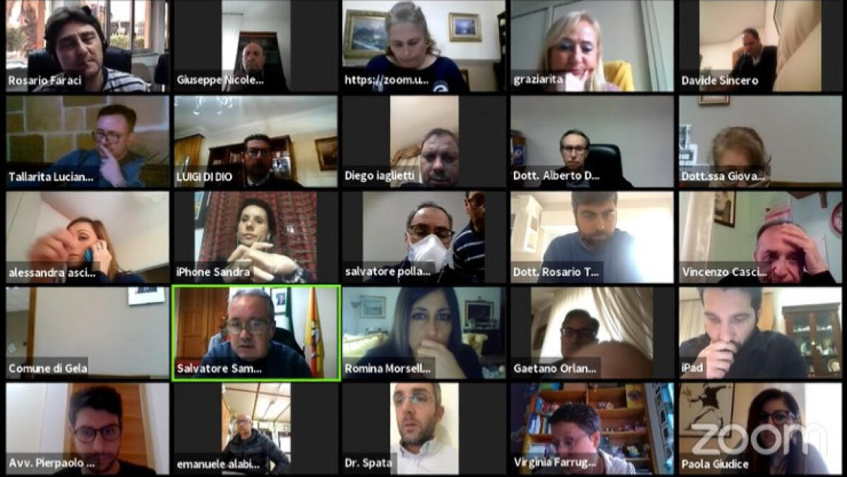 Sospeso regolamento immobili abusivi, scontro aperto maggioranza-opposizione su misure Covid - I consiglieri collegati in remoto durante lo svolgimento dei lavori