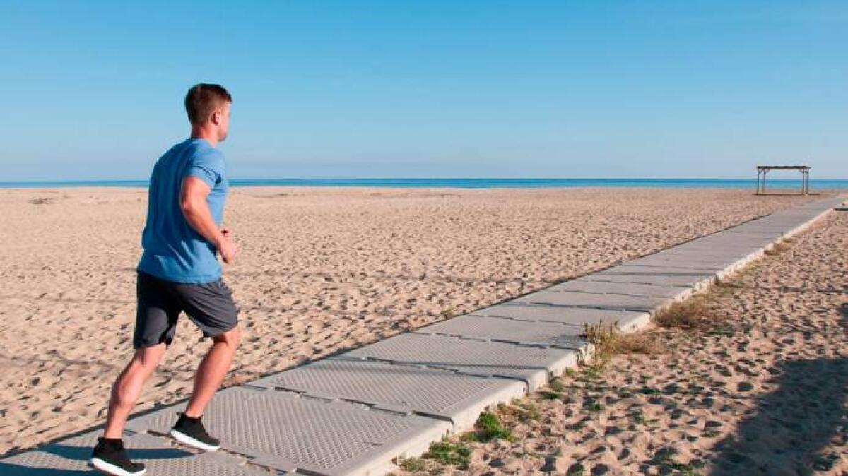 Altro che corsetta sotto casa, tre runner multati dai vigili sul Lungomare - 