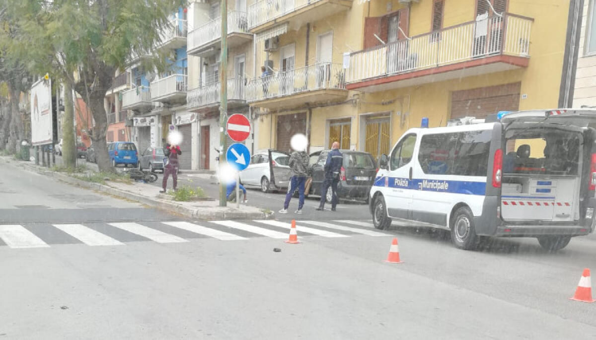 Incidente in via Tevere, impatto tra auto e scooter - Lo scontro in via Tevere