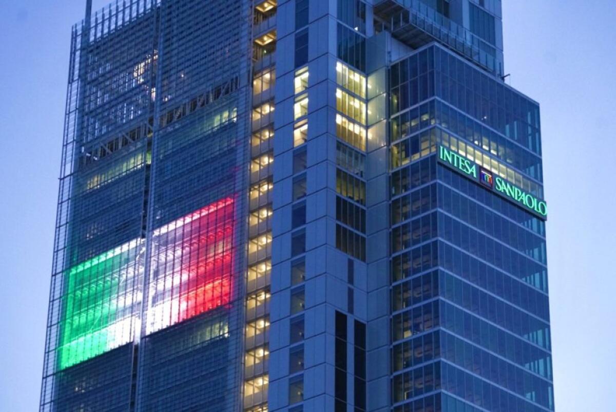 A Torino il grattacielo Intesa Sanpaolo veste il tricolore - 