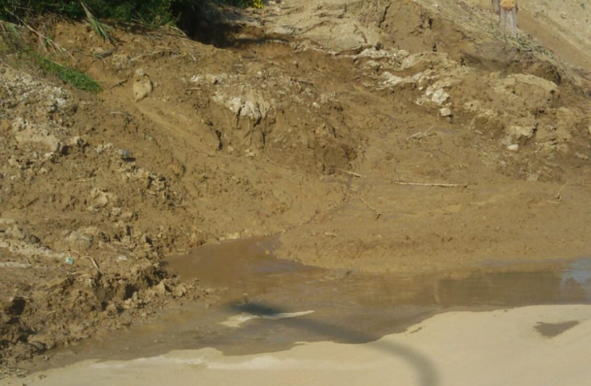 Ancora terreno e detriti in strada sul lungomare, nuovo cedimento a ridosso porto rifugio - 