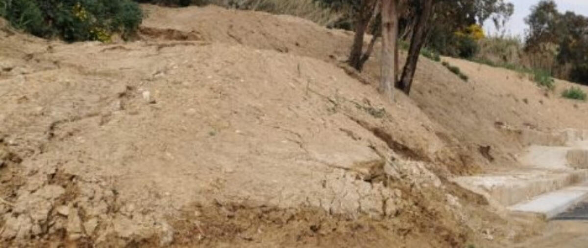 Cedimento costone lungomare, Regione autorizza lavori: stanziati 110 mila euro - Una massa di terreno e detriti è finita sulla carreggiata