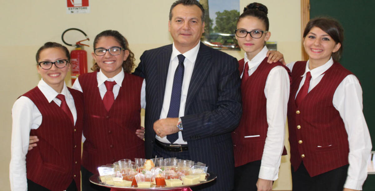 Bar, pizzerie e ristoranti vogliono riaprire subito, pressing su Musumeci - 