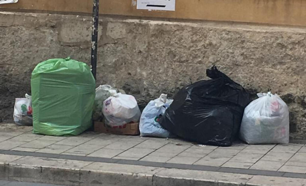 Rifiuti in corso Aldisio, residenti pensano a denuncia: "E' un reato" - 