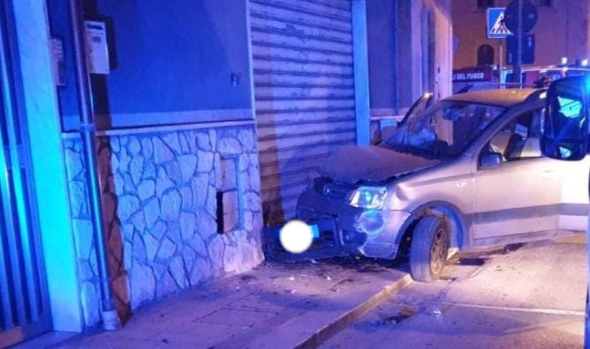 Auto contro saracinesca attività commerciale, giovani tentavano di evitare controlli carabinieri - La vettura contro la saracinesca