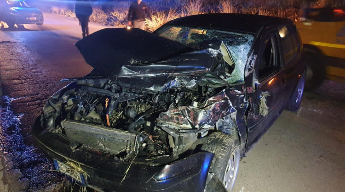 Terribile schianto lungo la Sp10, auto contro Iveco: ci sono feriti - L'auto ha impattato contro l'Iveco