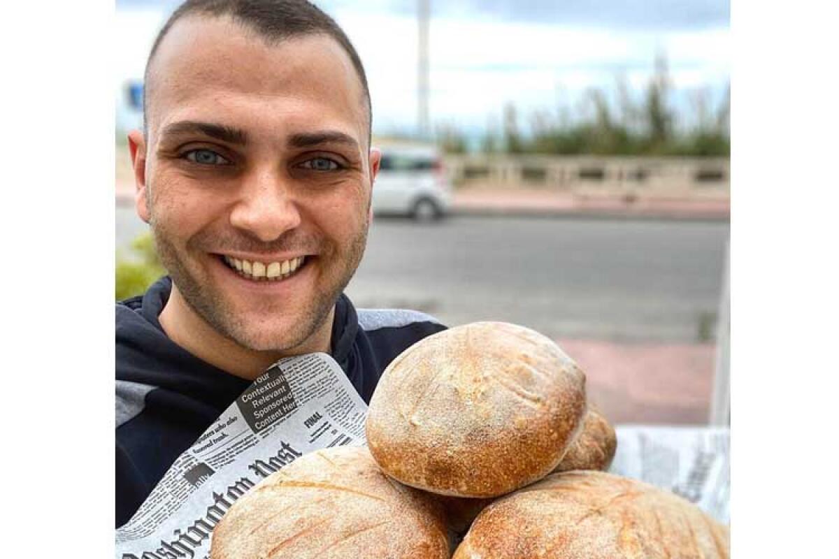 Pizzaiolo "Gambero Rosso" dona pane solidale alle famiglie in difficoltà - Daniele Cacciuolo mostra il "suo" pane solidale. 