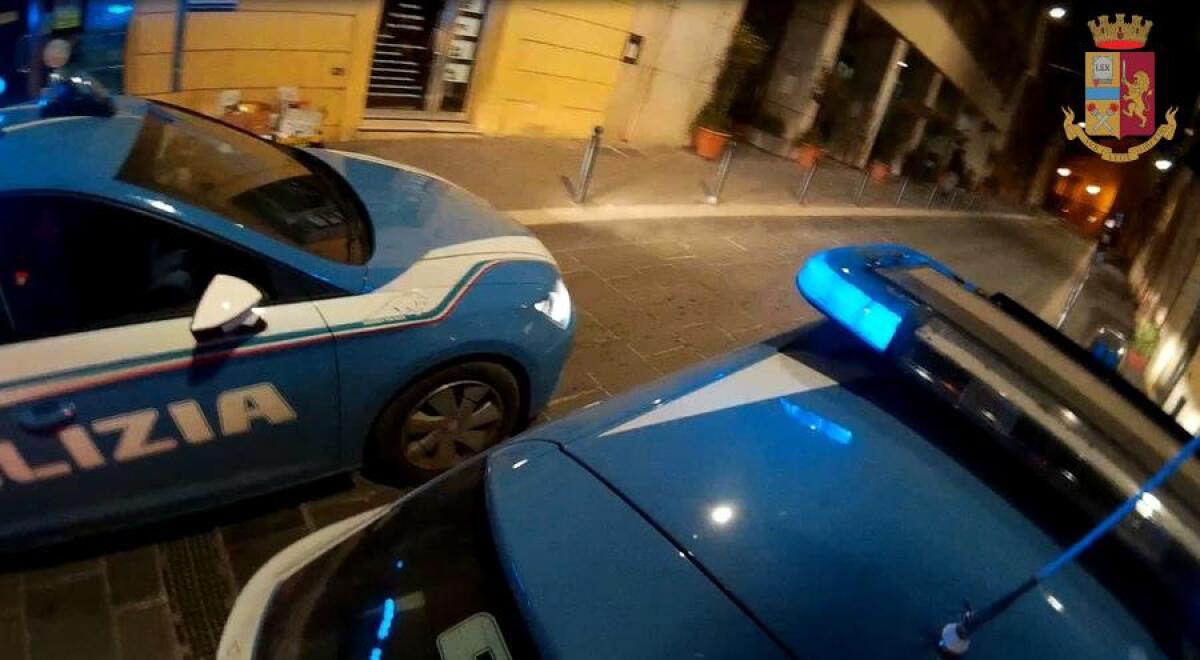 Si scaglia contro gli agenti che le chiedono le generalità, denunciata una ragazza -