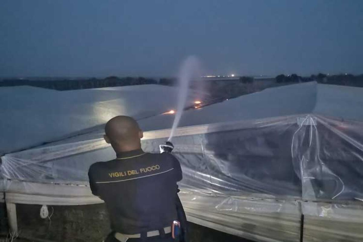 Serre in fiamme a Bulala, le sterpaglie agevolano l'azione degli incendiari - Vigili del fuoco in azione, questa mattina, tra le serre di contrada Bulala.