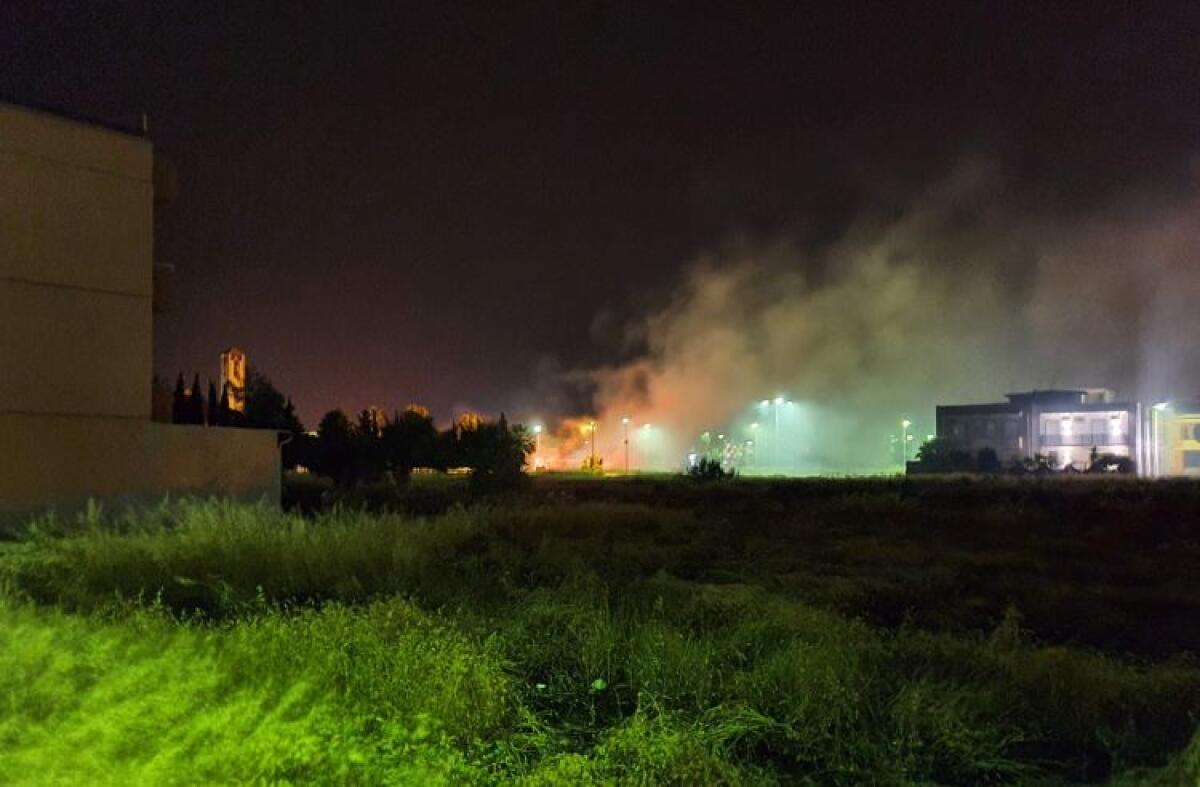 Apprensione a Settefarine, un vasto incendio lambisce anche alcune case - 