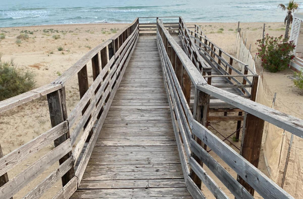 Passerella rischia di cedere, struttura sul lungomare sempre più insicura - La struttura rischia di cedere