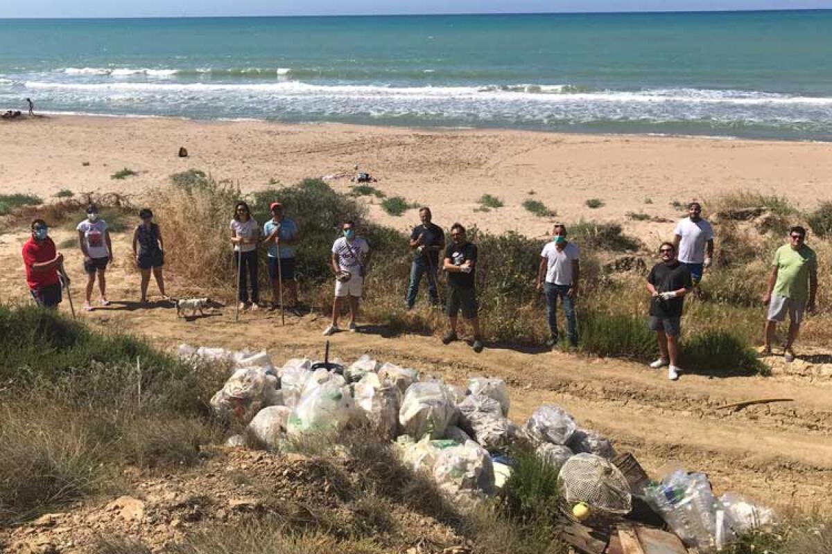 Cittadini attivi contro immobilismo della giunta: bonificata spiaggia a Montelungo - I residenti del parco di Montelungo autori della bonifica della spiaggia
