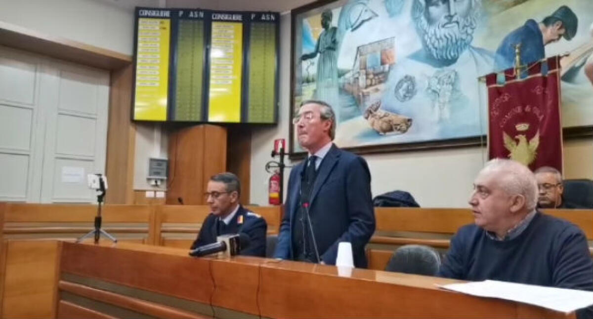 Greco in consiglio, "Eni farà sua parte per fase 2", nuovo scontro con opposizione - 