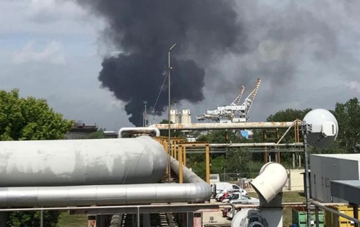 In fiamme azienda chimica a Marghera, due feriti gravi - 