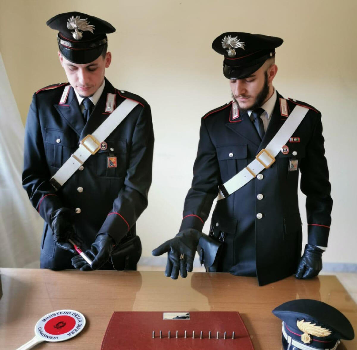 "Una penna modificata per sparare", arrestato bracciante: sequestro carabinieri -