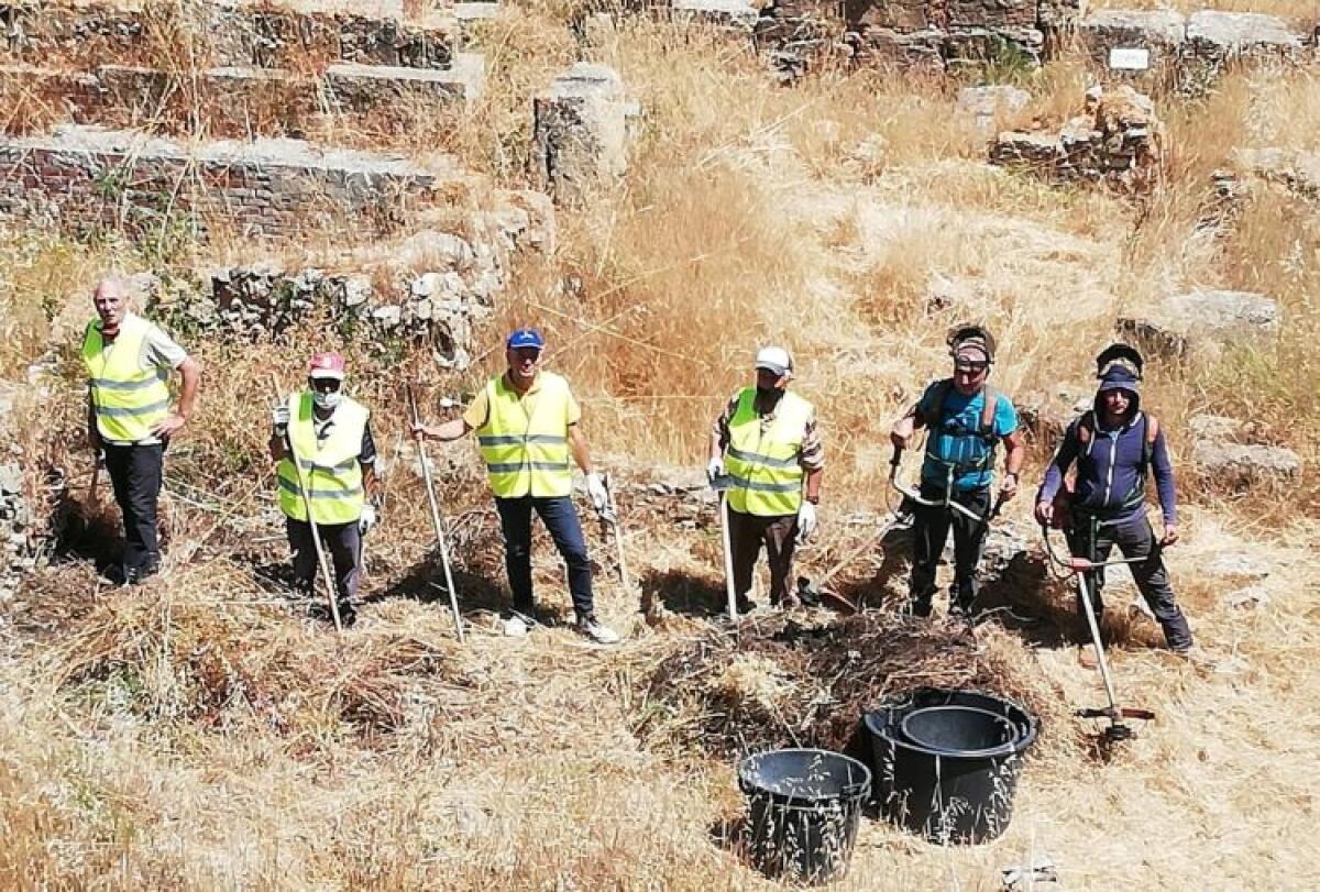 Franco Cassarino e 10 volontari ripuliscono l'area archeologica dell'Acropoli - 
