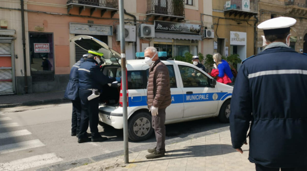 Riaprono bar e ristoranti, sì a seconde case e cimiteri: parte fase 2 sull'isola - 