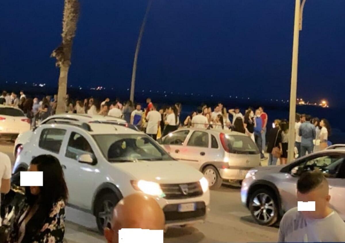 Una domenica in via Mare senza mascherine, controlli e sporcando - 