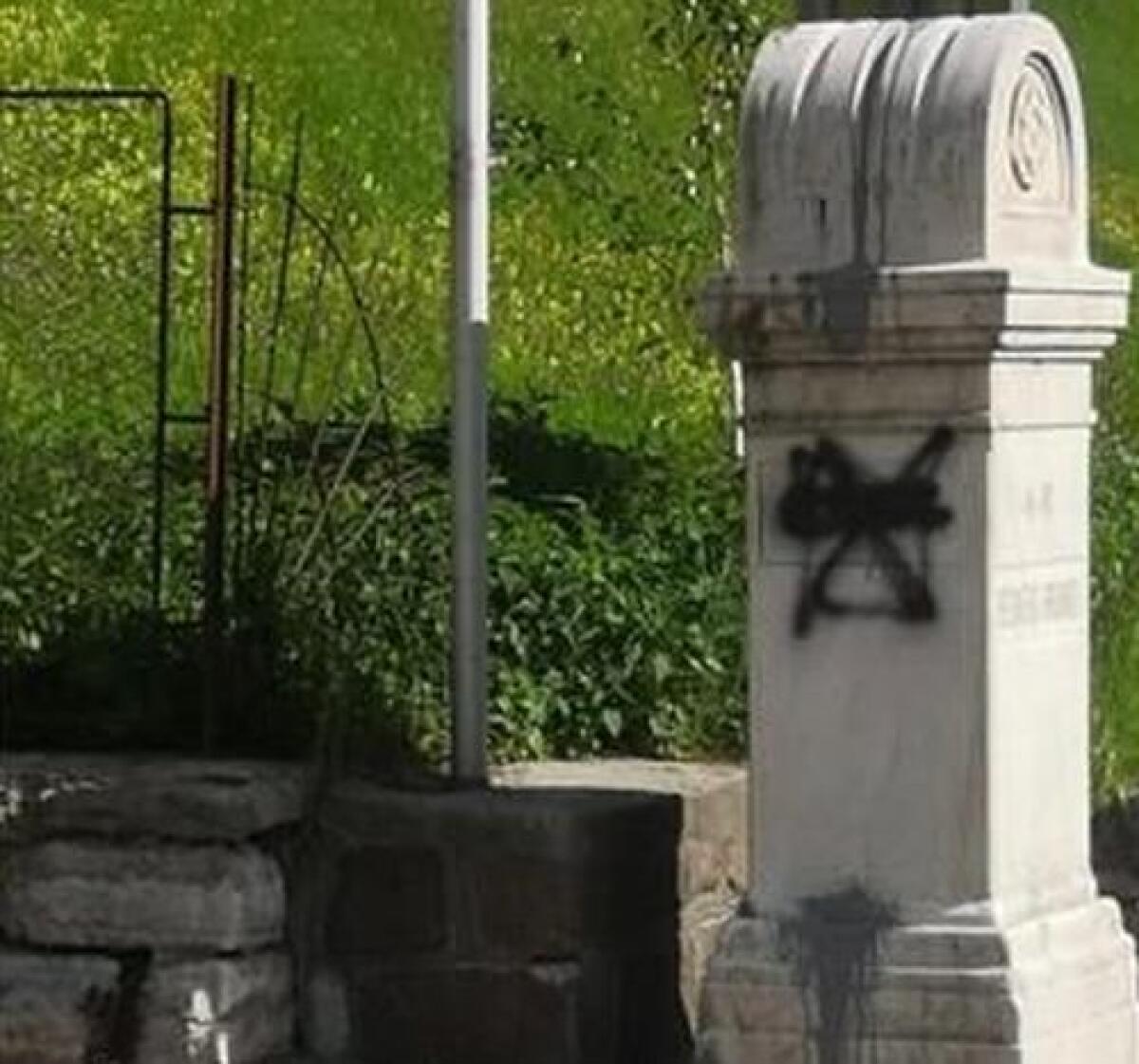 Atto vandalico al Brennero, Rubata bandiera e imbrattata scritta Italia - 