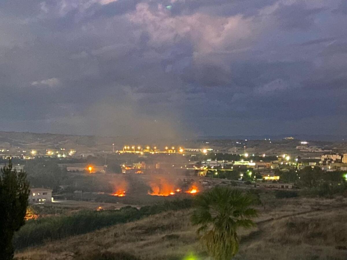 La città brucia, nuovi roghi in periferia: probabile azione degli incendiari - Le fiamme hanno interessato una zona molto estesa